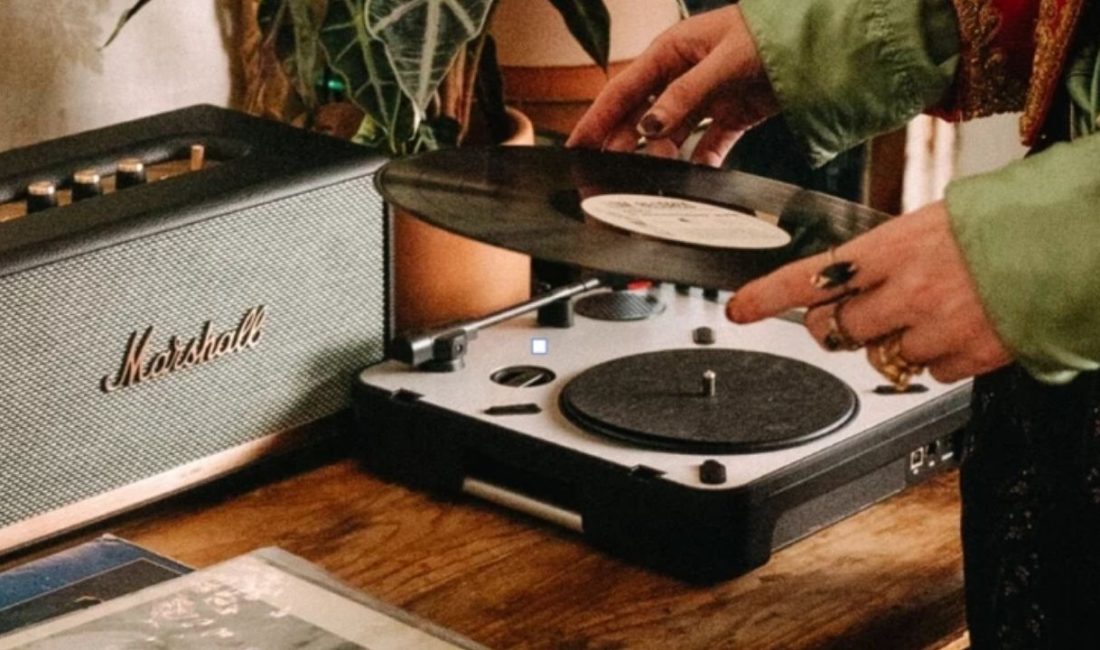 Dijital müzik platformlarının yaygın kullanımına rağmen plak ve pikaplara yönelik