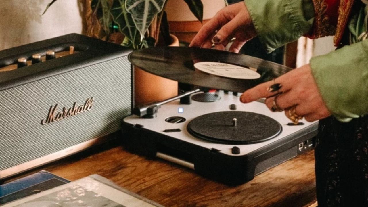 Dijital müzik platformlarının yaygın kullanımına rağmen plak ve pikaplara yönelik