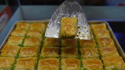 Bayramın yaklaşmasıyla birlikte alışveriş hareketliliği İstanbul’un en yoğun ticaret noktalarından