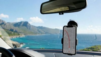 Yeni yönetmelikle birlikte, araç içinde ön cama telefon takmak veya