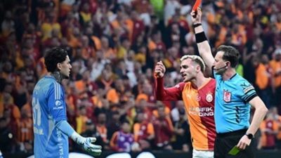 alatasaray derbisinde kırmızı kart görerek oyun dışında kalan Fenerbahçeli kaleci