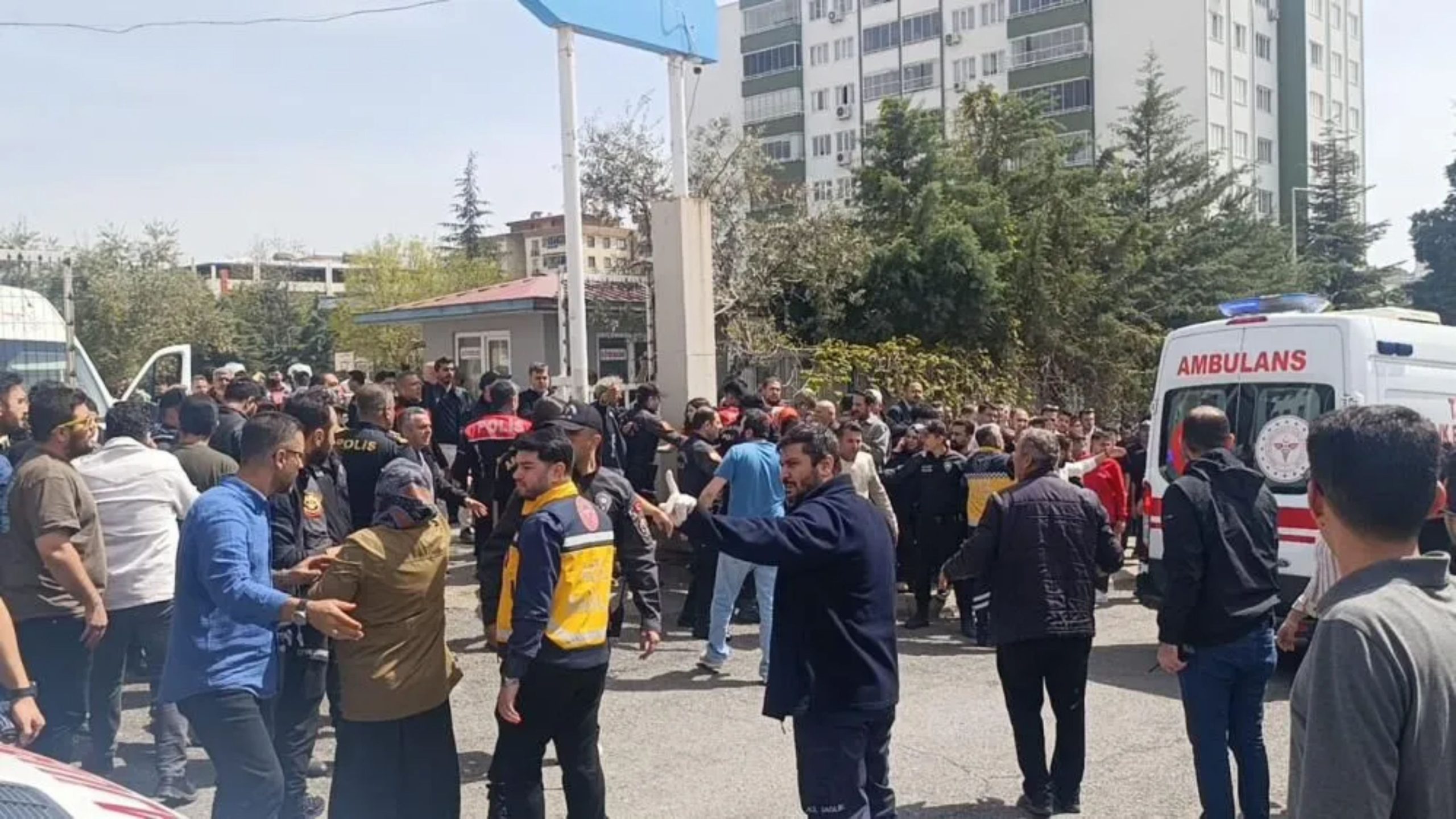 Kahramanmaraş’ta Ayser Çalık Ortaokulu’na düzenlenen silahlı saldırıda çok sayıda kişinin