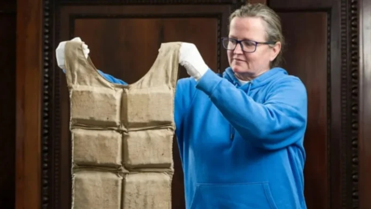 Titanik Faciası’ndan sağ kurtulan bir yolcuya ait can yeleği, açık