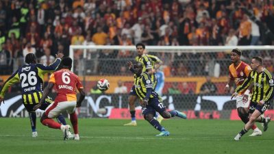 Pazar akşamı oynanan İstanbul derbisinde Galatasaray'ın Fenerbahçe'yi 3-0 yenmesiyle Galatasaray'ın