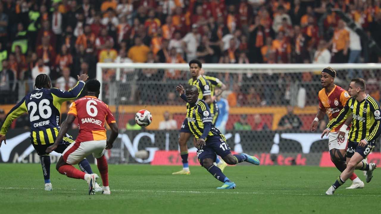 Pazar akşamı oynanan İstanbul derbisinde Galatasaray'ın Fenerbahçe'yi 3-0 yenmesiyle Galatasaray'ın
