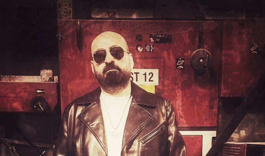 Ekonomi gazeteciliği yapan Serdar Sağlam, bu kez kalemini değil notaları