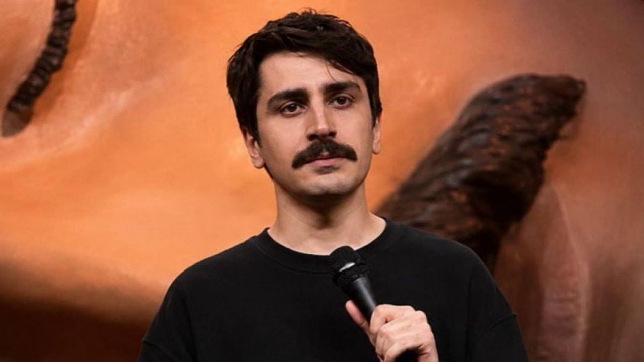 Stand-up gösterisi nedeniyle hakkında soruşturma başlatılan ve dün havalimanında gözaltına